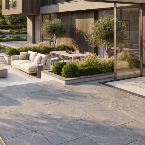 Terrassenbau – moderne Terrasse mit Loungemöbeln und Feuerstelle